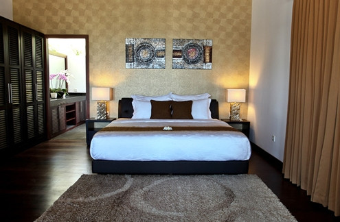 Nhà chính rộng gần 474 m2 được xây năm 2005 với hai phòng ngủ và hai phòng tắm ngoài trời. Thậm chí, cả nơi ở cho khách cũng được trang bị phòng tắm ngoài.