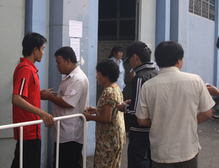 Bên trong các phòng vé đã đỡ mất trật tự hơn