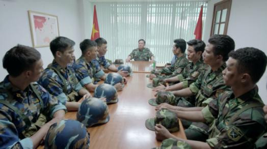 Những cảnh nào ở 'Hậu duệ mặt trời' khiến Bộ Quốc phòng yêu cầu sửa? ảnh 2