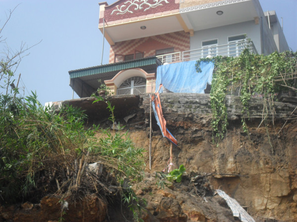 Sau nhà bà Xuyến giờ thêm hai nhà nữa đứng trước vực sâu