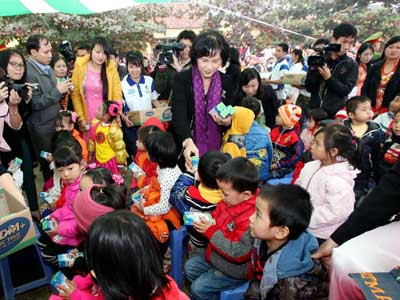 Bà Nguyễn Thị Kim Ngân, Phó Chủ tịch Quốc Hội trao sữa cho trẻ em huyện Cẩm Khê (Phú Thọ).