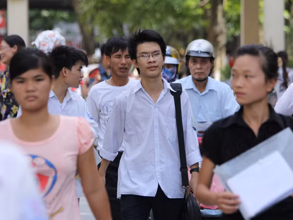 Thí sinh ra khỏi phòng thi môn Vật lý chiều nay 4/7. Ảnh: Đỗ Hợp Thí sinh ra khỏi phòng thi môn Vật lý chiều nay 4/7