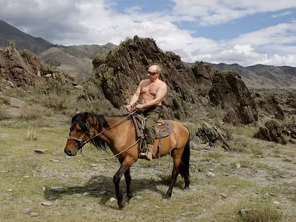 Ông Putin cưỡi ngựa trong kỳ nghỉ tại Siberia năm 2009