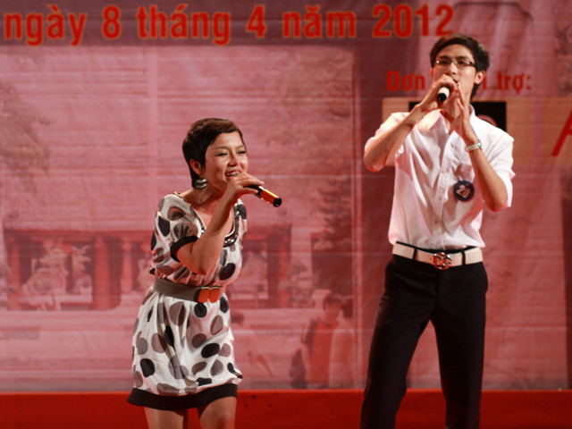 Hát cùng thí sinh trên sân khấu