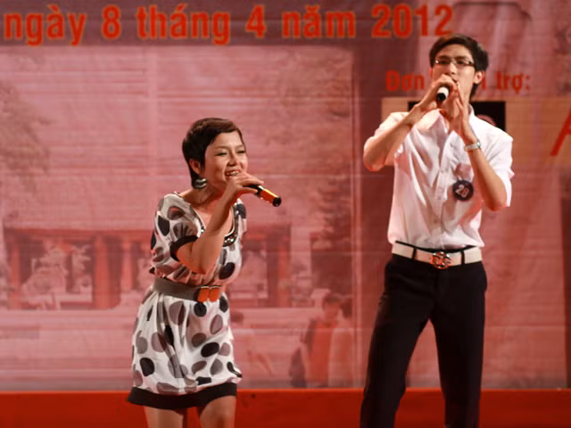 Hát cùng thí sinh trên sân khấu
