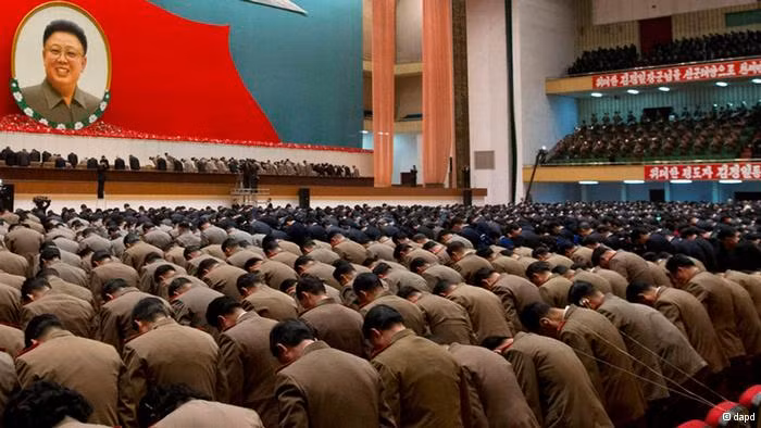 Hàng ngàn lãnh đạo cấp cao cúi đầu trước di ảnh cố Chủ tịch Kim Jong Il