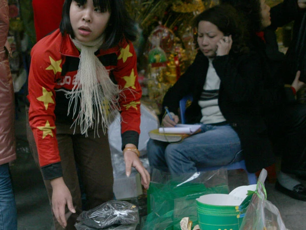 Tấp nập kẻ mua người bán