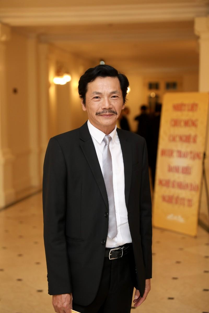 Khán giả hồi hộp chờ xem người đàn ông mặt khổ trở thành người thứ ba như thế nào