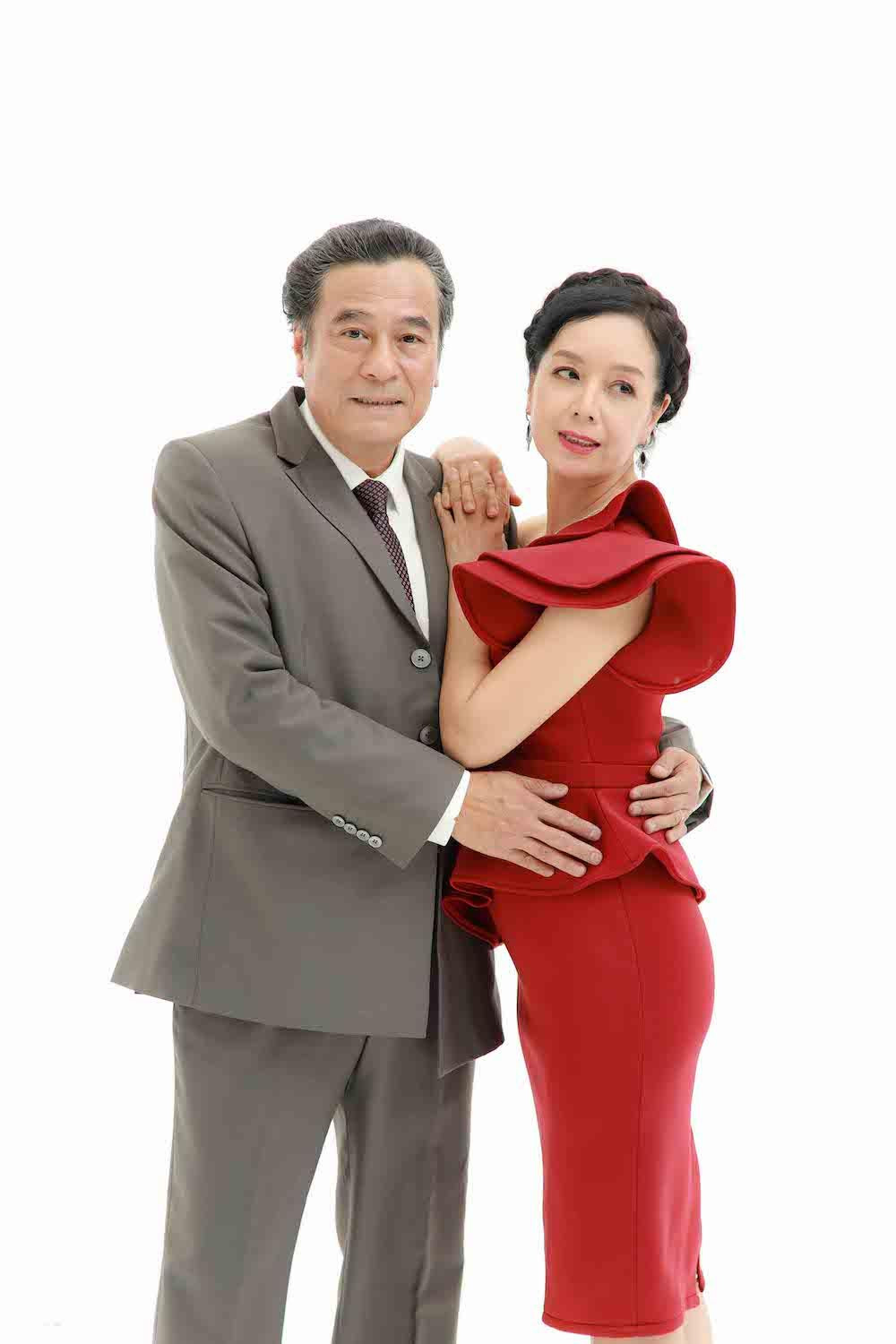 Và hạnh phúc giả tạo bên ngoài