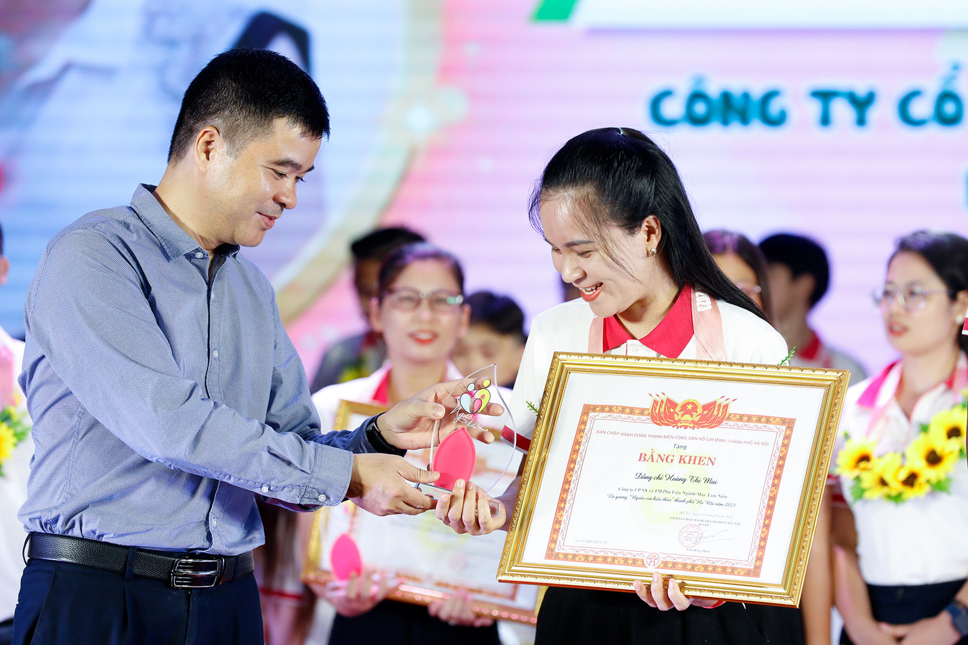 Những em thiếu niên được tuyên dương như những đóa hoa tươi trong vườn hoa ngàn việc tốt Những em thiếu niên được tuyên dương như những đóa hoa tươi trong vườn hoa ngàn việc tốt