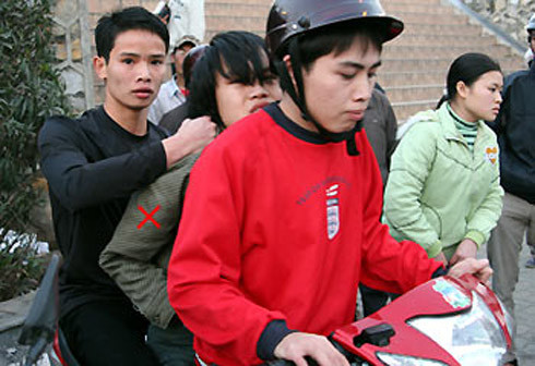 Bắt đạo chích tại bến trung chuyển xe buýt Cầu Giấy (Hà Nội) Ảnh: Tiến Dũng