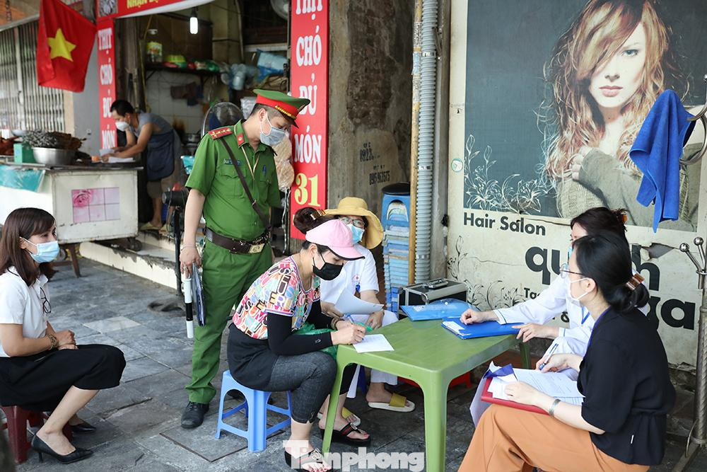 Công an phường Hàng Mã và nhân viên y tế phường phát bản cam kết cho cơ sở kinh doanh dịch vụ ăn uống thực hiện nghiêm túc các nội dung mà UBND, Ban chỉ đạo phòng chống dịch COVID-19 đã thông báo.