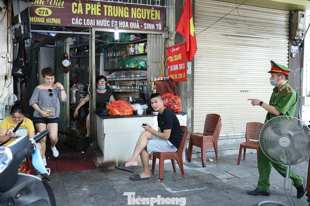 Công an phường Hàng Mã tuyên truyền bằng loa cho người dân về việc đeo khẩu trang nơi công cộng và nhắc nhở người dân thực hiện