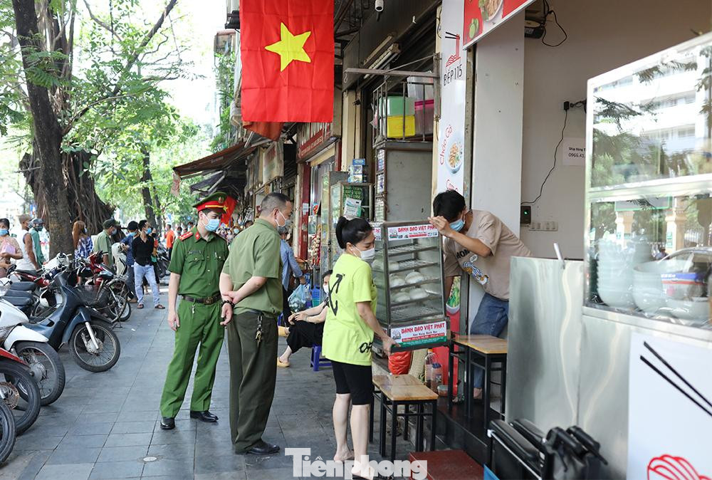 Thông báo cấm hoạt động đã phát ra từ chiều 3/5, nhưng nhiều chủ quán vỉa hè mới bắt đầu thực hiện chỉ thị sau khi lực lượng chức năng nhắc nhở.