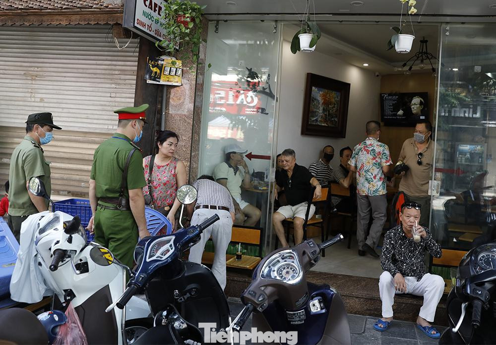 Công an phường Cửa Đông nhắc nhở một cửa hàng cà phê trên phố Đường Thành