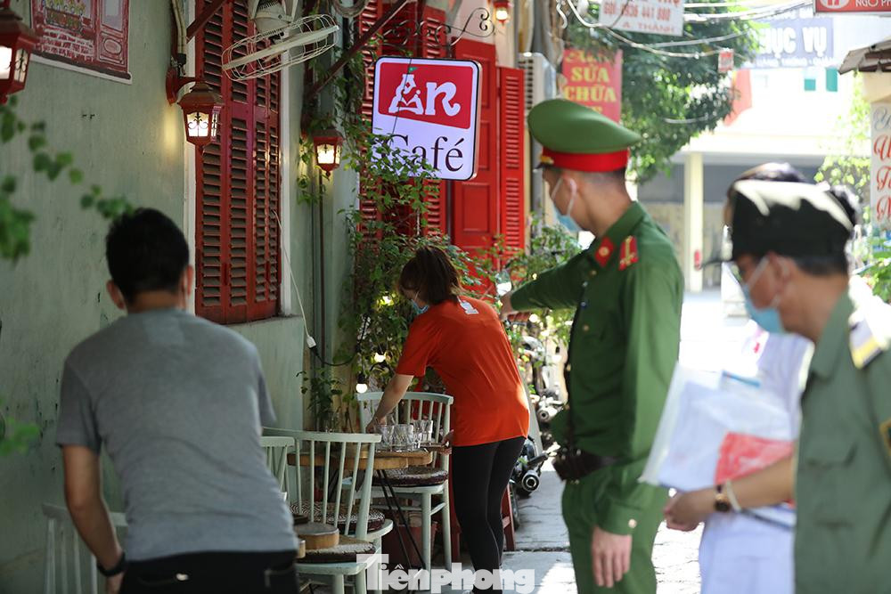 Theo yêu cầu của UBND thành phố, các quán ăn, quán trà đà vỉa hè trên địa bàn thành phố Hà Nội tạm dừng hoạt động để đảm bảo an toàn trong tình hình dịch bệnh COVID-19 diễn biến phức tạp.