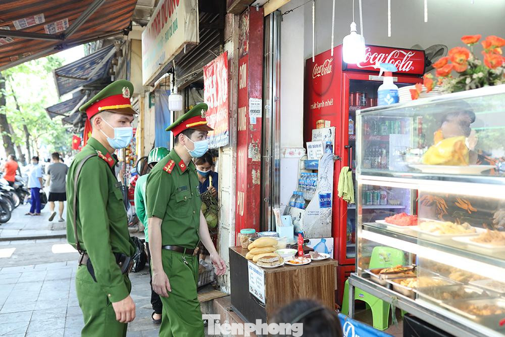 Trước đó, từ 17h ngày 3/5, Hà Nội tạm dừng mở cửa đón khách tại các khu di tích, cơ sở tôn giáo, tạm dừng hoạt động đối với các quán ăn, uống đường phố, trà đá vỉa hè, cà phê vỉa hè.