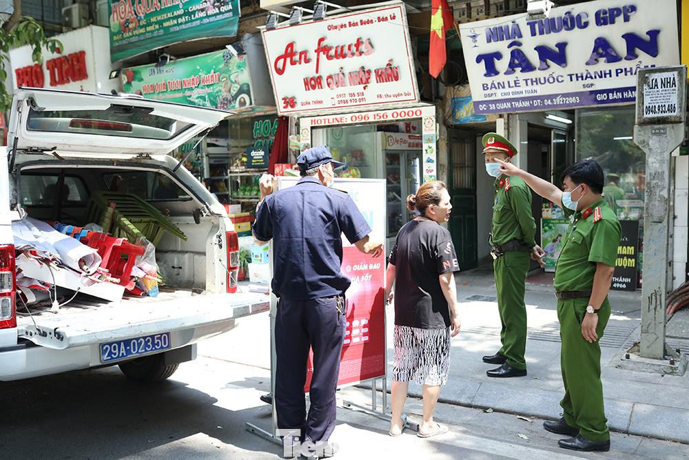 Công an phường Quán Thánh tịch thu bảng biển của người dân không thực hiện chỉ thị của UBND thành phố