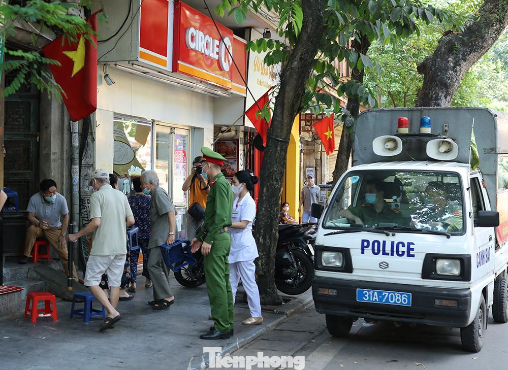 Công an và lực lượng y tế phường Hàng Trống (quận Hoàn Kiếm, TP Hà Nội) liên tục nhắc nhở người dân thực hiện chỉ thị của thành phố về đảm bảo an toàn trong phòng dịch COVID-19.