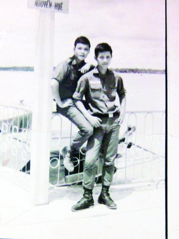 Ông Hồ Duy Hùng (người ngồi bên trái) lúc còn trẻ. Ông Hồ Duy Hùng (người ngồi bên trái) lúc còn trẻ