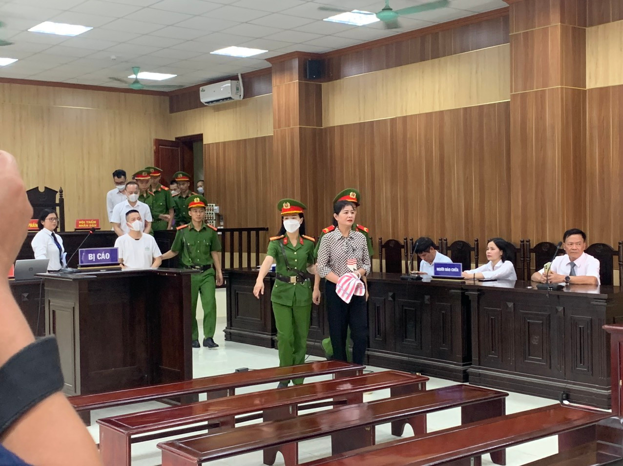 Bị cáo Phạm Thị Hằng được đưa đến phiên xét xử sáng 20/7/2023.