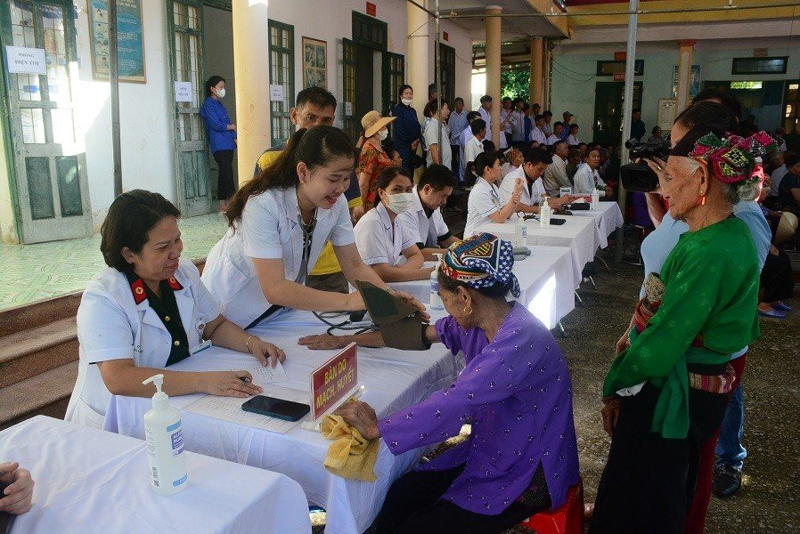 Hoạt động khám bệnh, tư vấn sức khoẻ cho đối tượng chính sách.