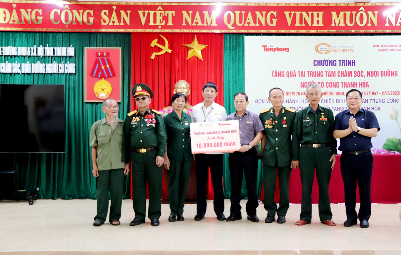 Ông Trương Thế Sơn, Hiệu trưởng Trường phổ thông liên cấp Fansipan tặng quà cho Trung tâm chăm sóc, nuôi dưỡng người có công và Hội cựu TNXP tỉnh Thanh Hoá.