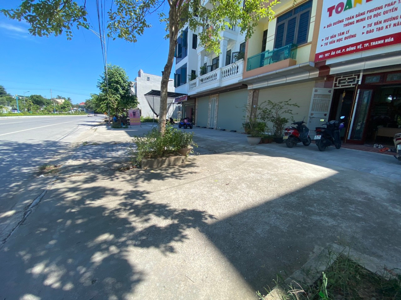 Để đảm bảo vệ sinh, an toàn khi đi lại, các hộ dân đã tự đổ bê tông, lát đá, gạch phần vỉa hè trước nhà mình.