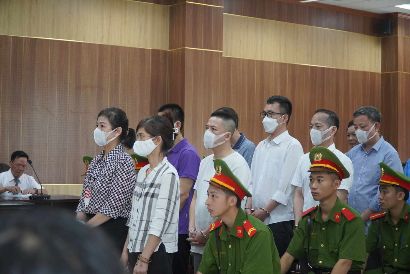 Bị cáo Phạm Thị Hằng cùng các bị cáo tại phiên xét xử sáng 20/7.