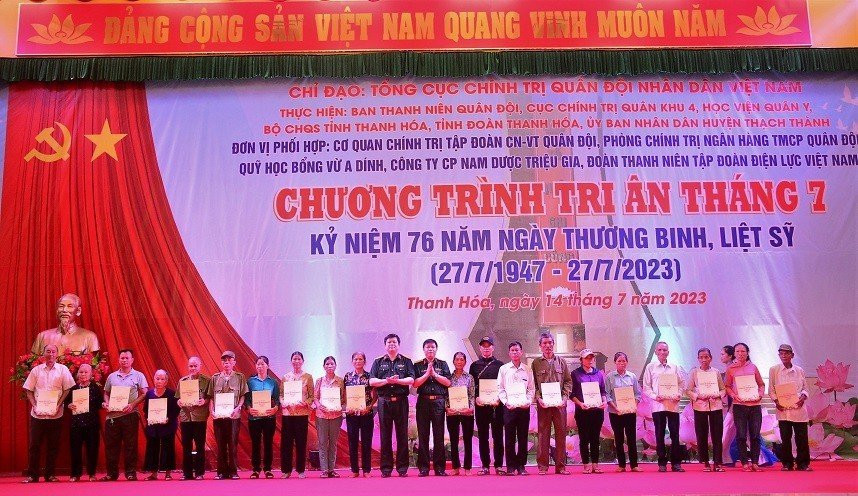 Trao 500 suất quà cho các đối tượng chính sách