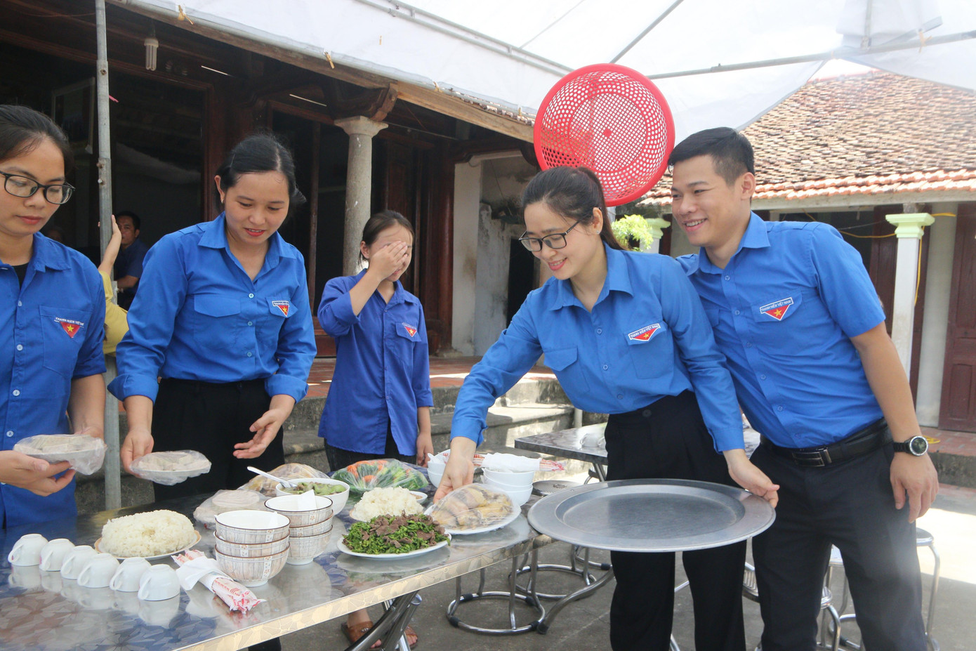 Đoàn viên thanh niên chuẩn bị bữa cơm tại gia đình các Mẹ Việt Nam anh hùng, thắp hương tri ân các Anh hùng liệt sĩ. Đoàn viên thanh niên chuẩn bị bữa cơm tại gia đình các Mẹ Việt Nam anh hùng, thắp hương tri ân các Anh hùng liệt sĩ.