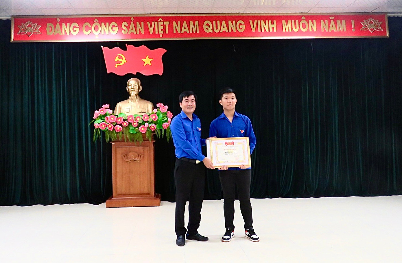 Bí thư Tỉnh Đoàn Thanh Hóa trao Bằng khen cho em Lê Xuân Mạnh.