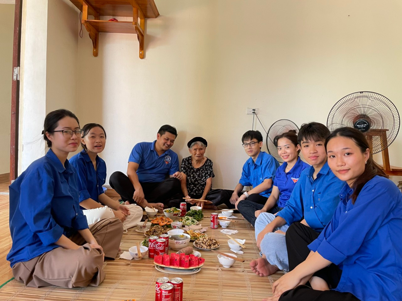 Mẹ Việt Nam anh hùng Nguyễn Thị Tuyến (99 tuổi) ở xã Hà Tân, huyện Hà Trung xúc động, ấm lòng cùng dùng bữa cơm tri ân của tuổi trẻ đối với Anh hùng liệt sĩ, các thế hệ đi trước. Mẹ Việt Nam anh hùng Nguyễn Thị Tuyến (99 tuổi) ở xã Hà Tân, huyện Hà Trung xúc động, ấm lòng cùng dùng bữa cơm tri ân của tuổi trẻ đối với Anh hùng liệt sĩ, các thế hệ đi trước.