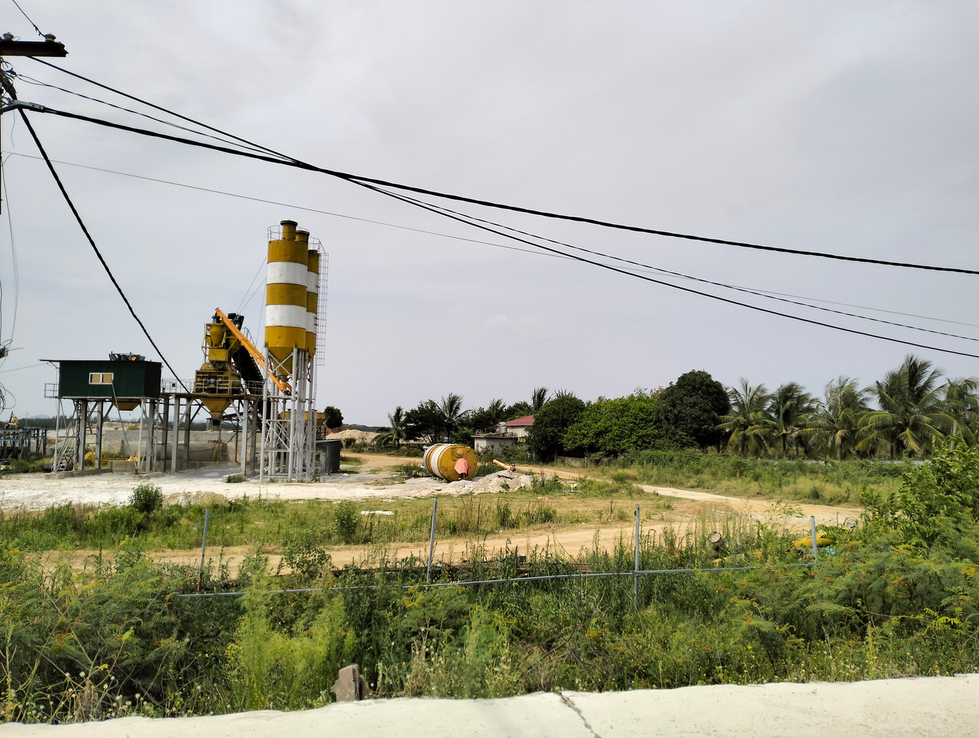 Trạm trộn bê tông không phép của Công ty Quyết Thắng ở Quảng Châu (TP Sầm Sơn). Trạm trộn bê tông không phép của Công ty Quyết Thắng ở Quảng Châu (TP Sầm Sơn).