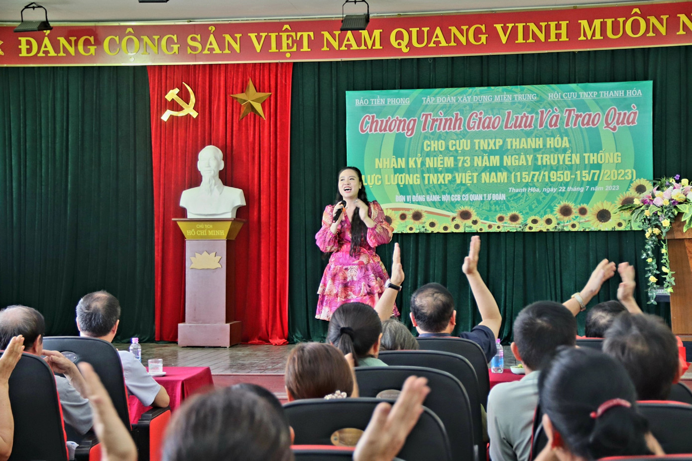 Ca sĩ Thanh Nga cùng các thương bệnh binh, người có công, cựu TNXP và đại biểu tham gia chương trình giao lưu văn nghệ.