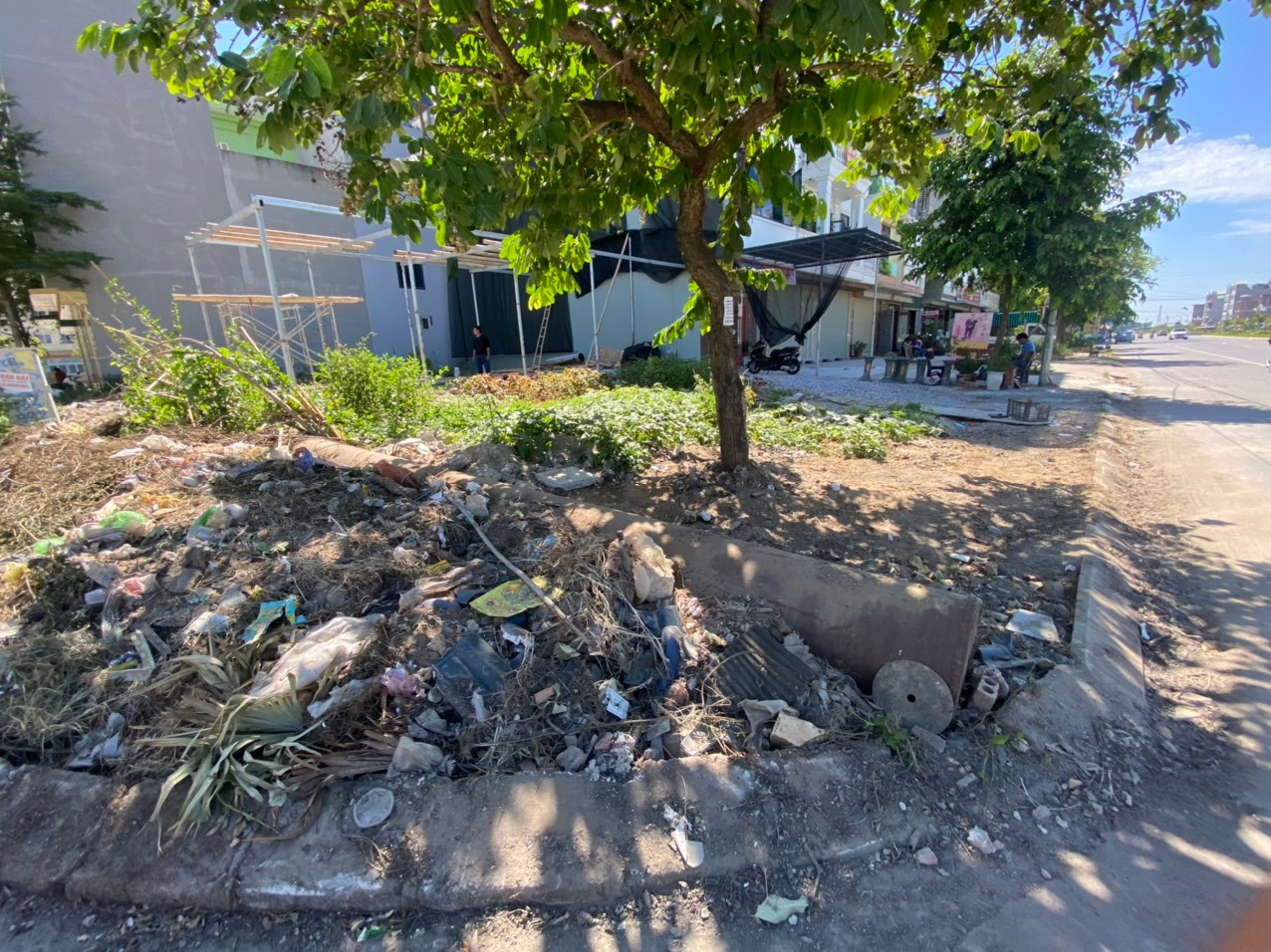 Vỉa hè chưa được lát, hoàn thiện, trở thành nơi đổ rác thải.