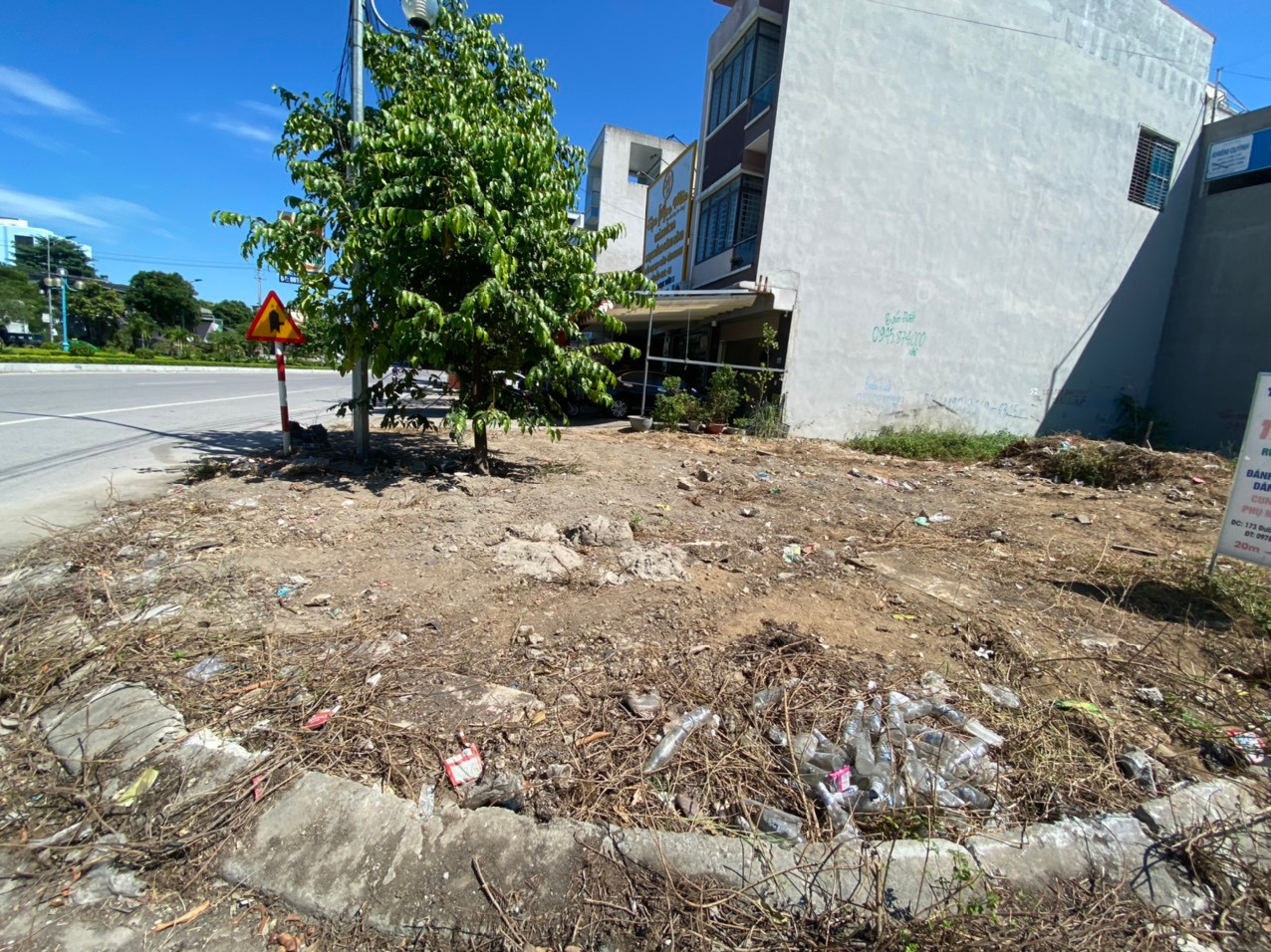 Phần vỉa hè chỉ được bó vỉa, còn nguyên đất cát, chưa được lát.