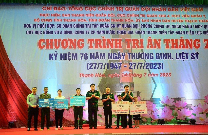 Chương trình trao tặng nhà cho các đối tượng chính sách.