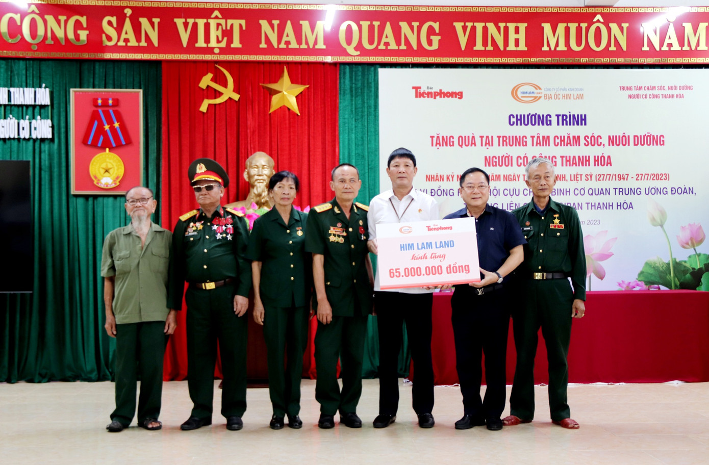 Công ty cổ phần kinh doanh địa ốc Him Lam tặng 65 triệu đồng cho Trung tâm chăm sóc, nuôi dưỡng người có công tỉnh Thanh Hoá.