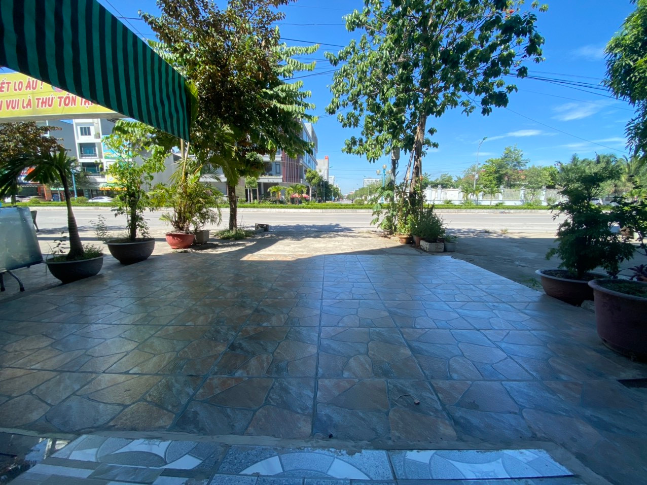 Người dân tự lát phần lưu không, vỉa hè để phục vụ việc đi lại.