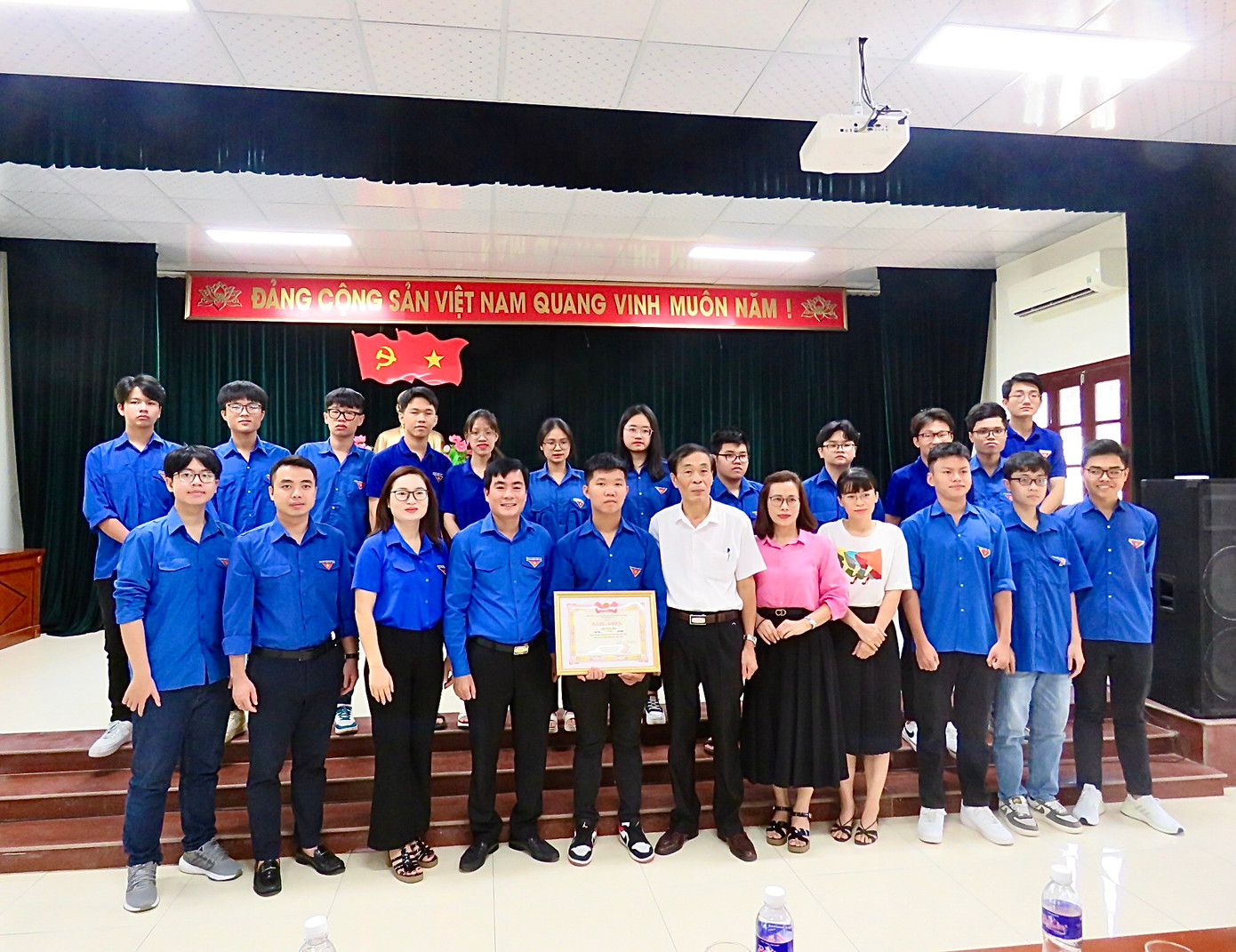 Lãnh đạo Tỉnh Đoàn Thanh Hóa cùng các thầy cô giáo và các bạn học sinh chụp ảnh lưu niệm cùng Lê Xuân Mạnh.