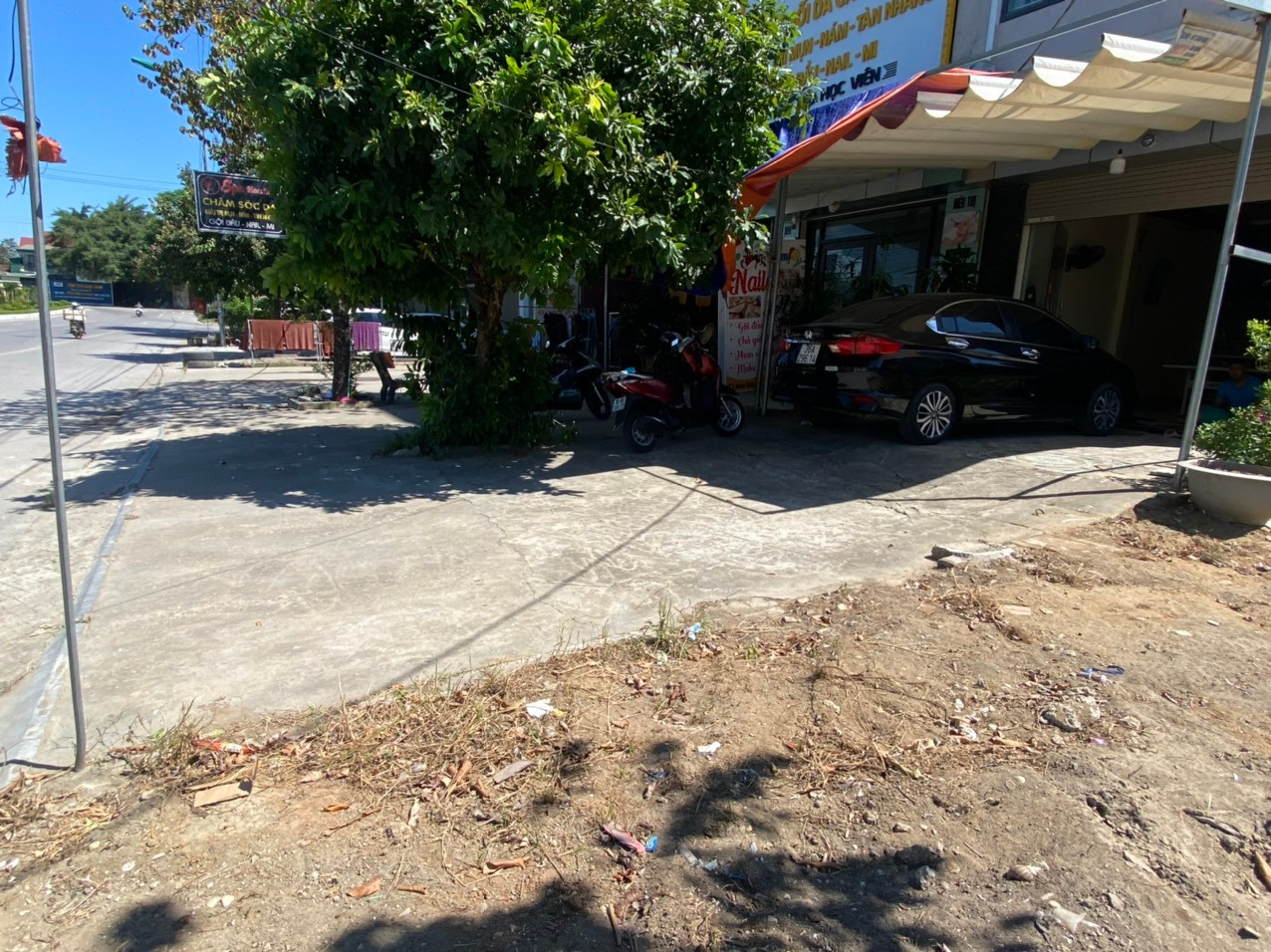 Qua nhiều năm, phần vỉa hè tiếp giáp mặt bằng quy hoạch số 90, phường Đông Vệ (TP Thanh Hoá) vẫn chưa hoàn thành lát vỉa hè.