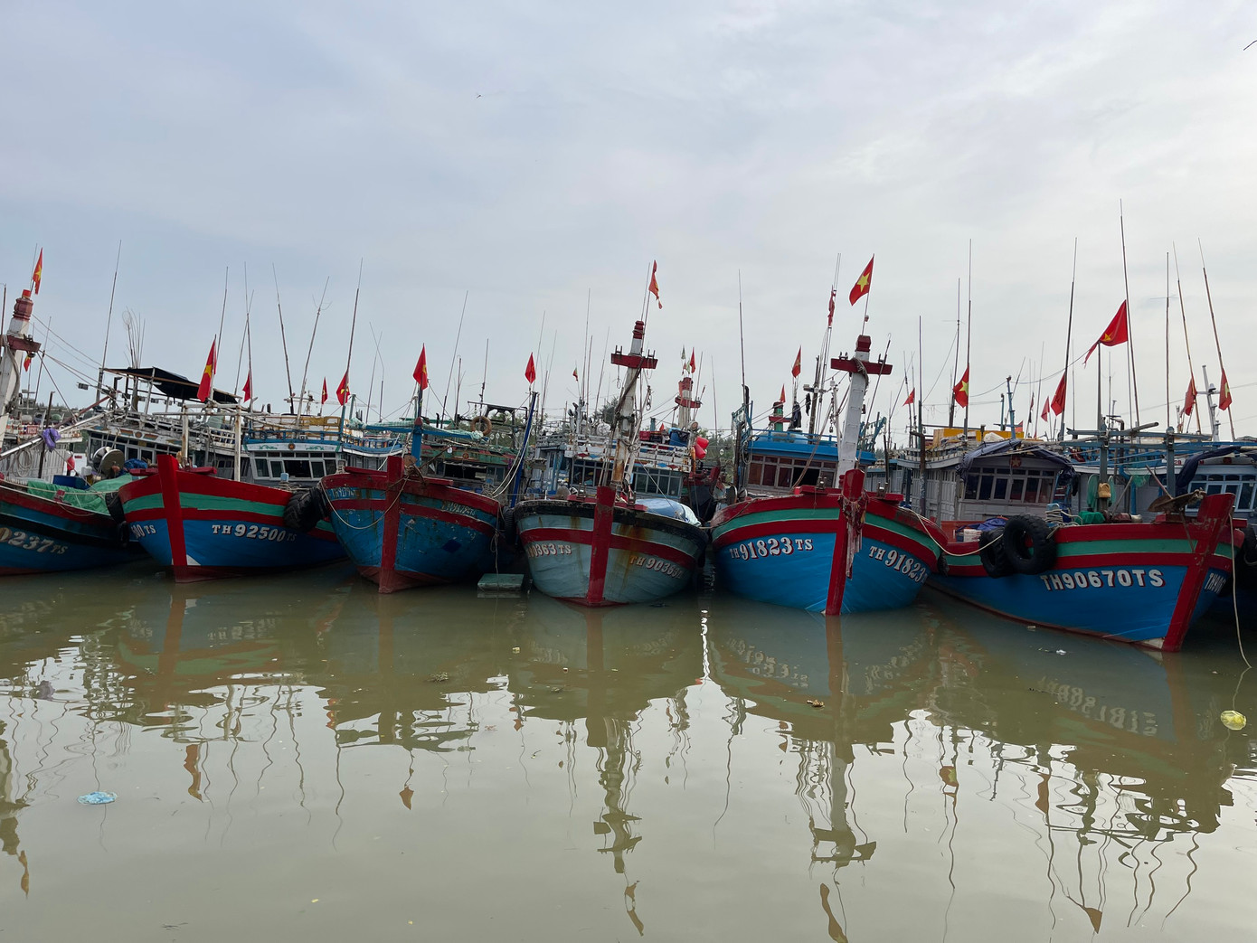 Tàu thuyền của ngư dân Thanh Hoá neo đậu tại bến. Tàu thuyền của ngư dân Thanh Hoá neo đậu tại bến.