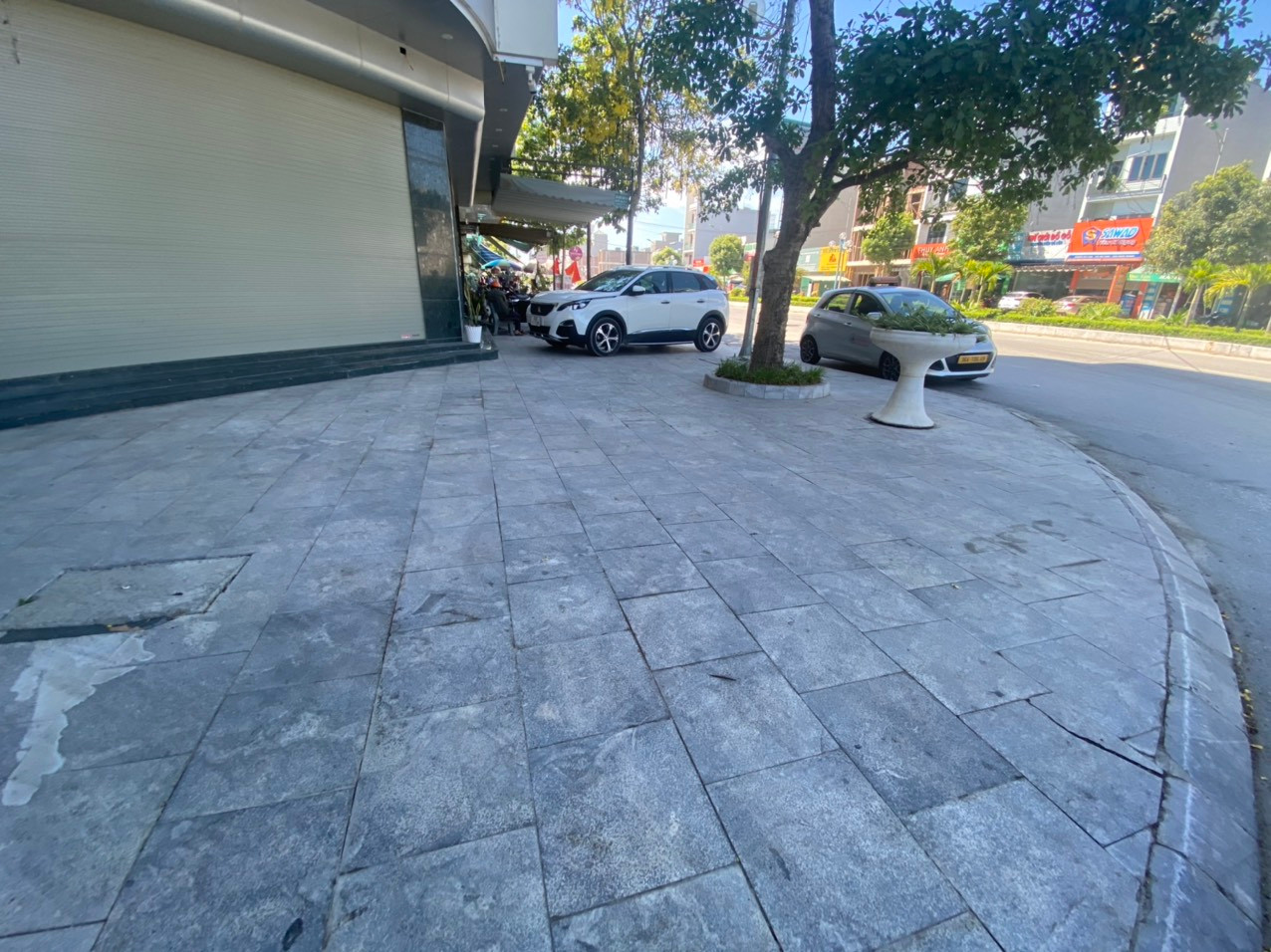 Cùng trên tuyến đường Âu Cơ, vỉa hè đã được lát sạch đẹp.