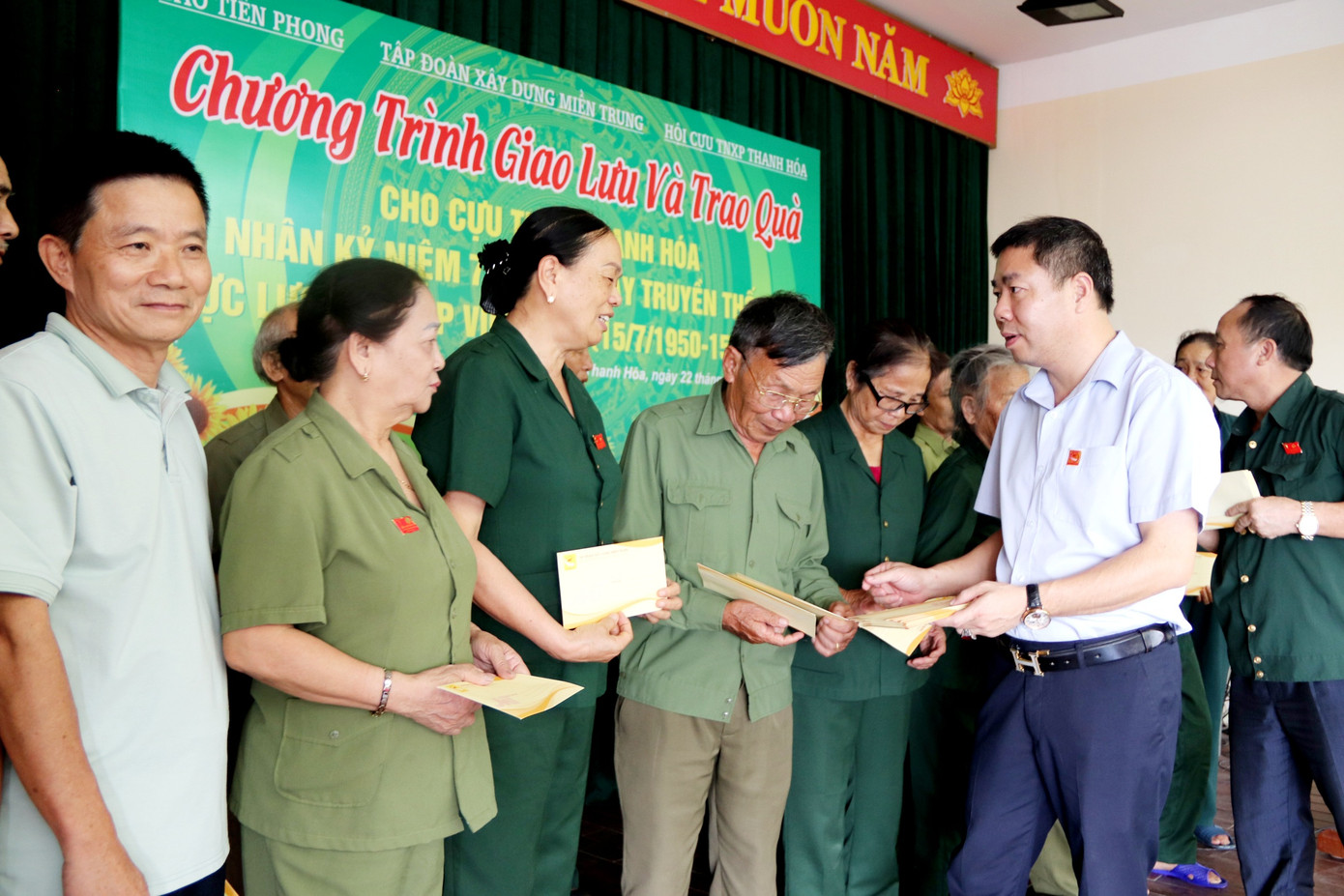 Đại biểu trao quà cho các cựu thanh niên xung phong.