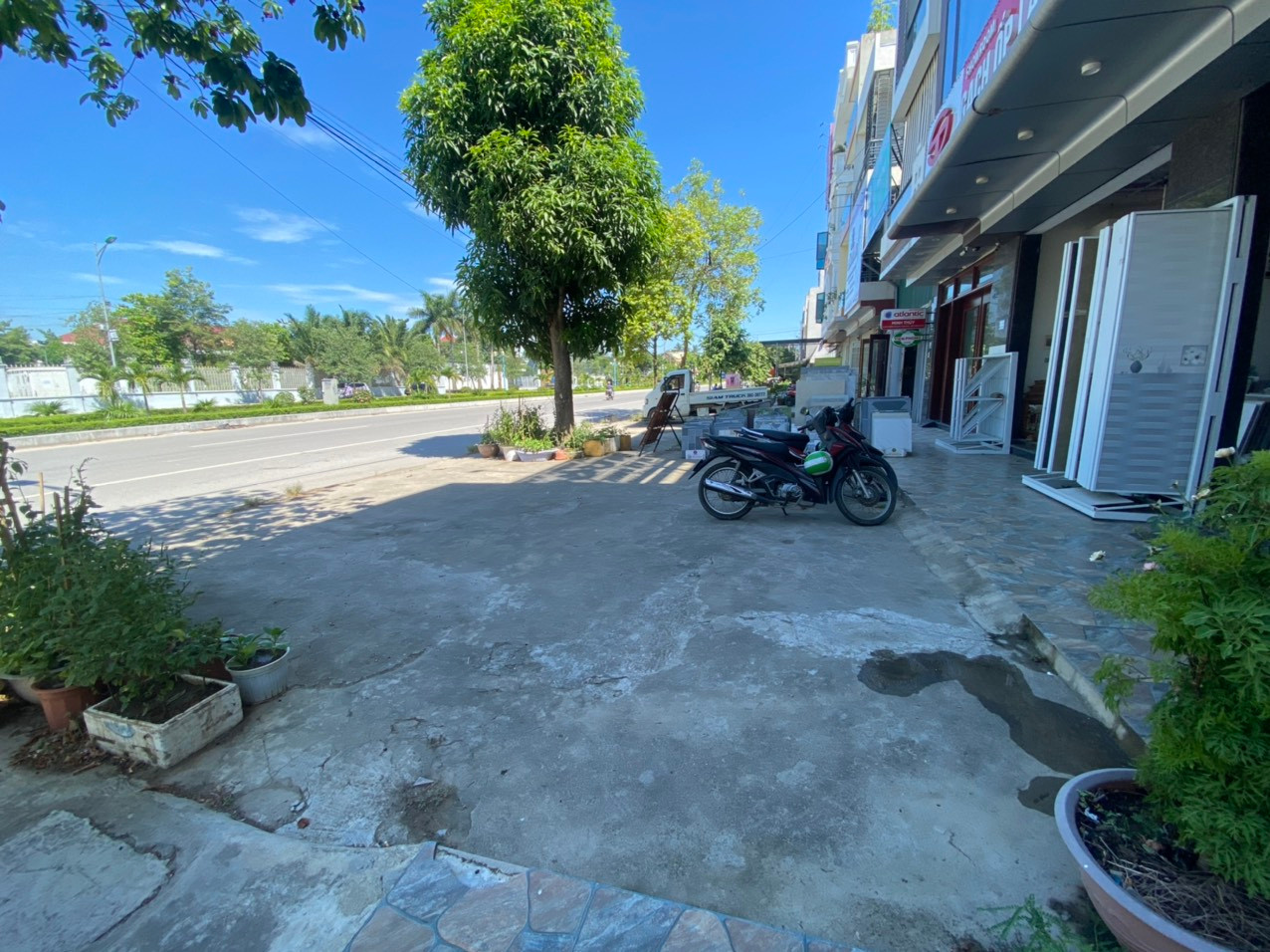 Cùng trên một tuyến vỉa hè, mỗi nhà lát một kiểu, cao thấp khác nhau.