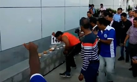 Video hot: Người đàn ông đi bộ bị lốp ôtô bay thẳng vào đầu ảnh 4