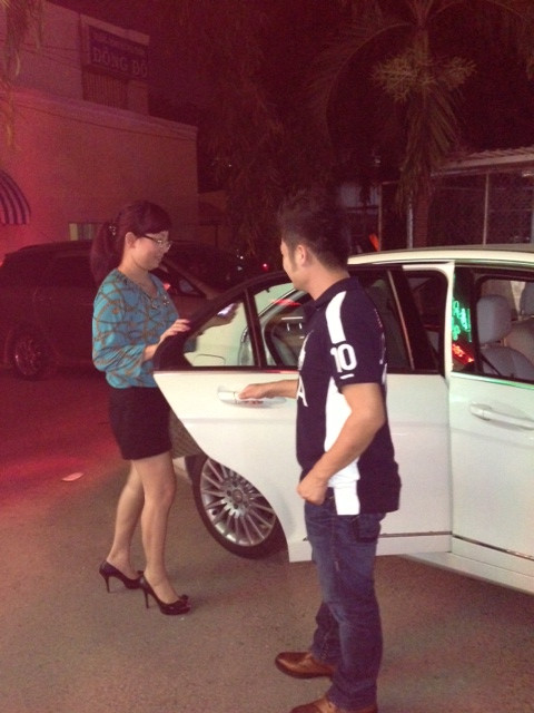 Anh rất ga lăng mở cửa cho cháu gái