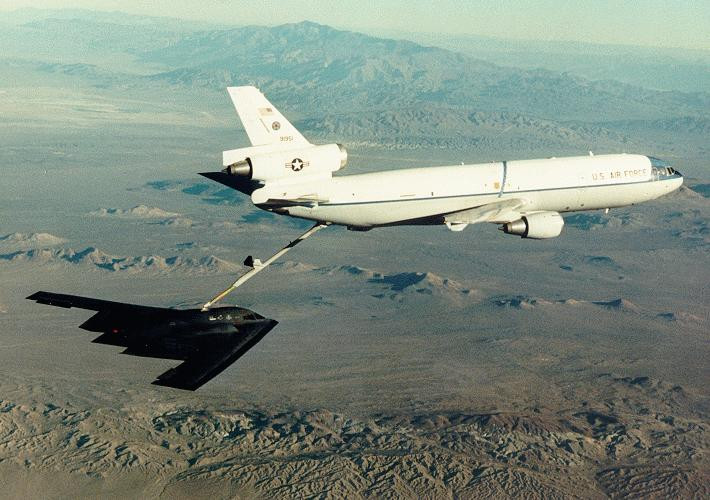 Các loại vũ khí tối tân nhất như tiêm kích tàng hình F-22, F-35, máy bay ném bom chiến lược B-2 Spirit được triển khai quanh Trung Quốc. Ảnh: Phi cơ B-2 tiếp dầu trên không. Các loại vũ khí tối tân nhất như tiêm kích tàng hình F-22, F-35, máy bay ném bom chiến lược B-2 Spirit được triển khai quanh Trung Quốc. Ảnh: Phi cơ B-2 tiếp dầu trên không