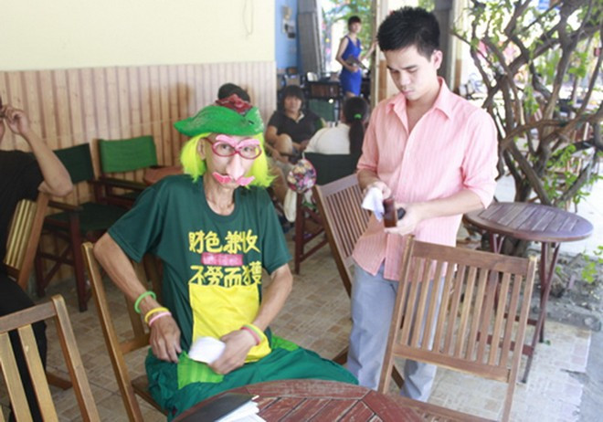 Không ít người mua vé số ủng hộ ông. 